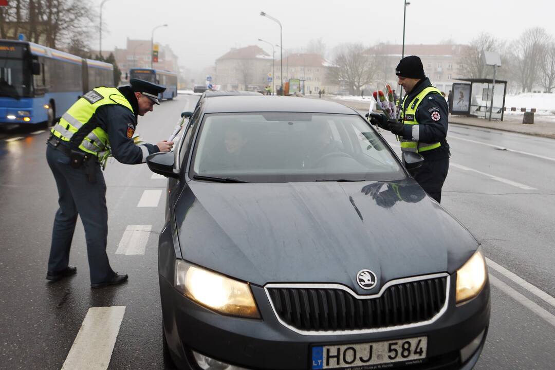 Kelių policijos patruliai pradžiugino moteris