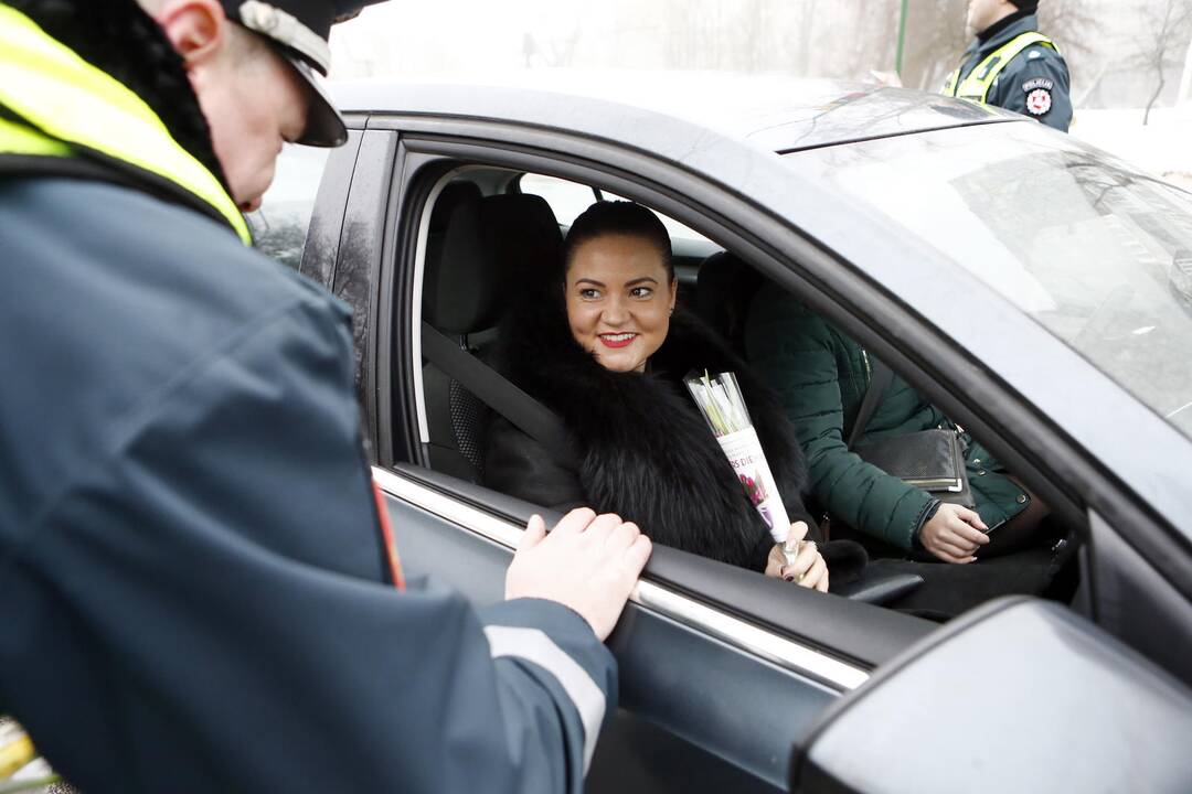 Kelių policijos patruliai pradžiugino moteris