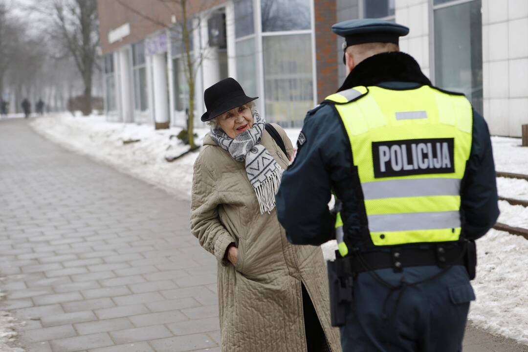 Kelių policijos patruliai pradžiugino moteris