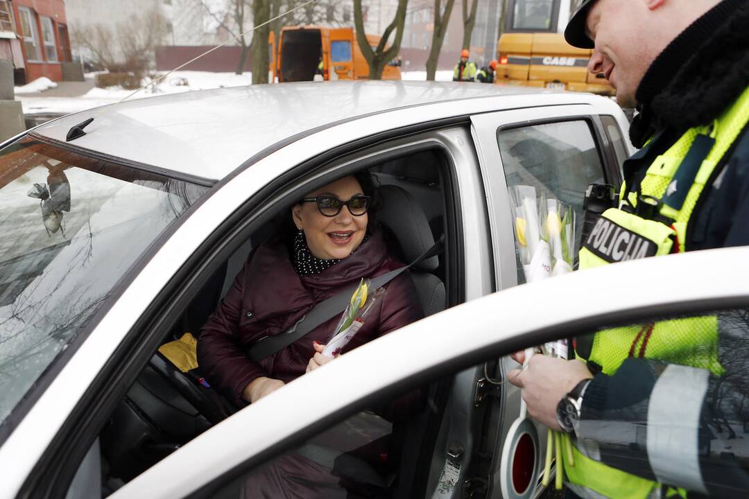 Kelių policijos patruliai pradžiugino moteris