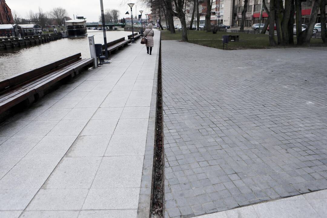 Lietaus nuotekų grotelės ir benamis