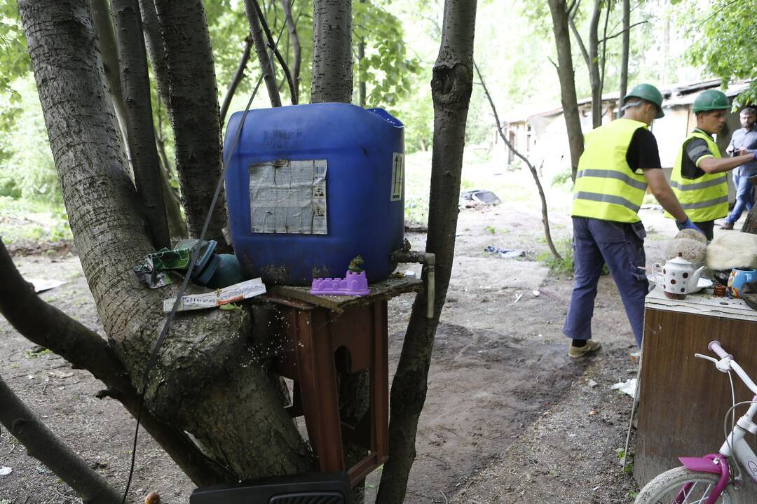 Griaunamas benamių kaimelis