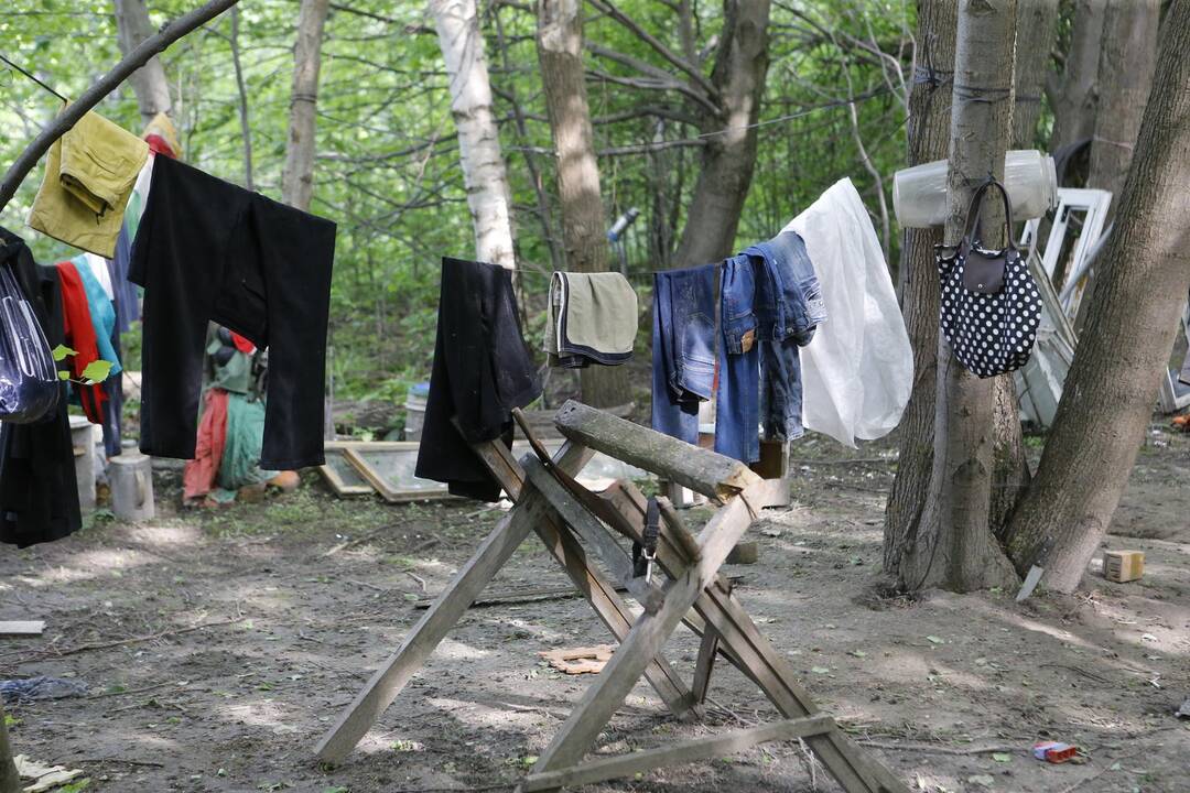 Griaunamas benamių kaimelis