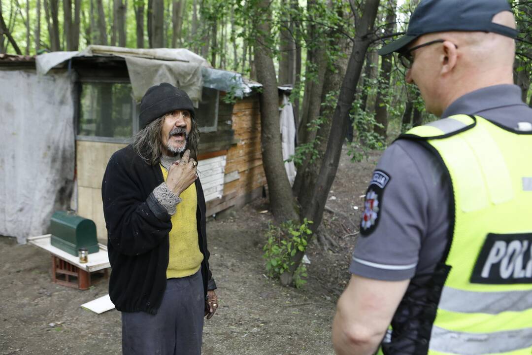 Griaunamas benamių kaimelis