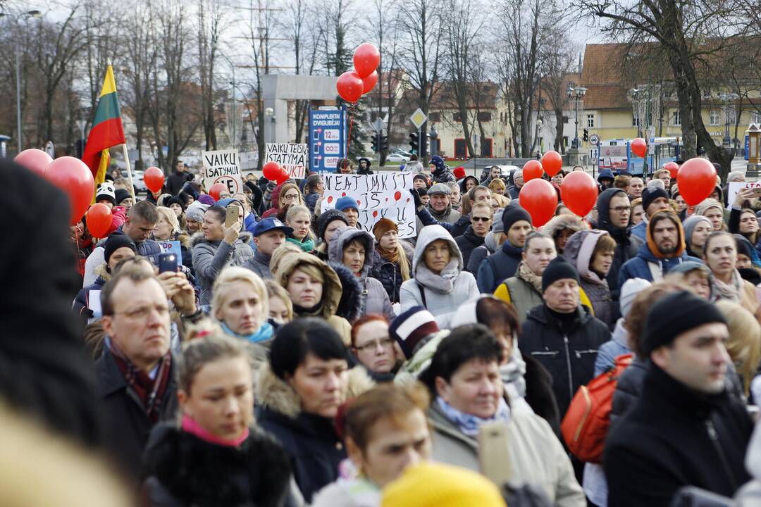 Klaipėdiečių protestas prieš vaikų paėmimą iš šeimų