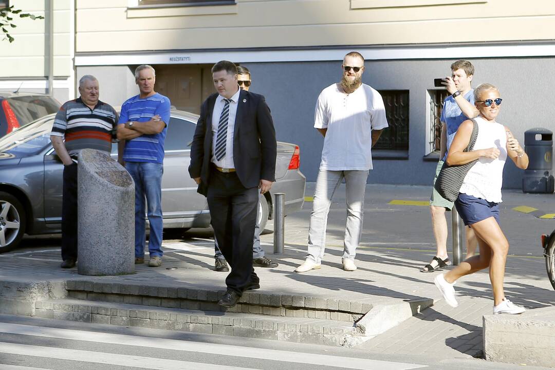 Prieš V. Titovą – miltais ir įžeidinėjimais