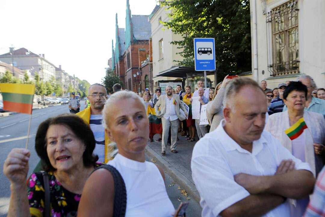 Prieš V. Titovą – miltais ir įžeidinėjimais