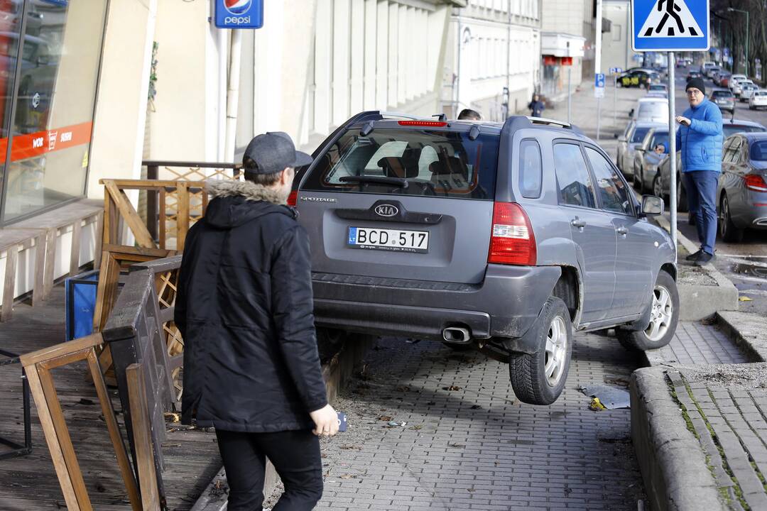 Visureigio skrydis Klaipėdoje baigėsi ant kavinės terasos