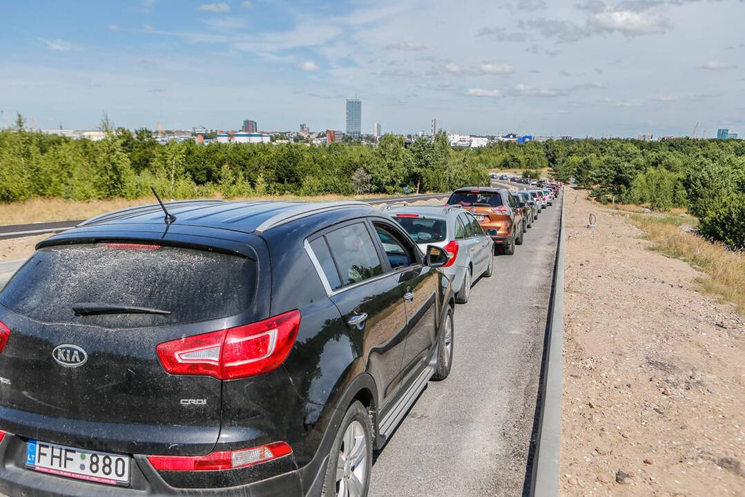 Automobilių eilės Smiltynėje