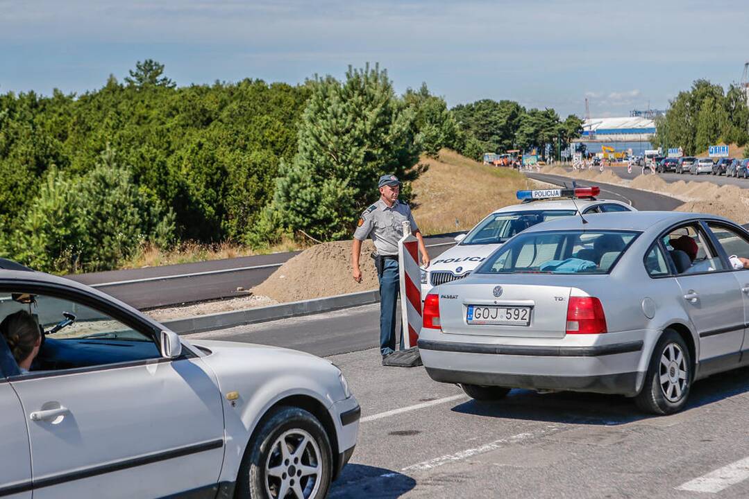 Automobilių eilės Smiltynėje