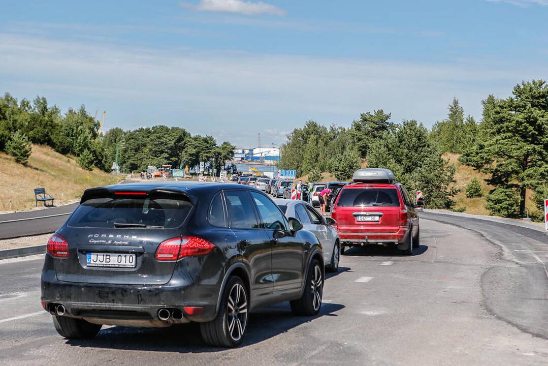 Automobilių eilės Smiltynėje
