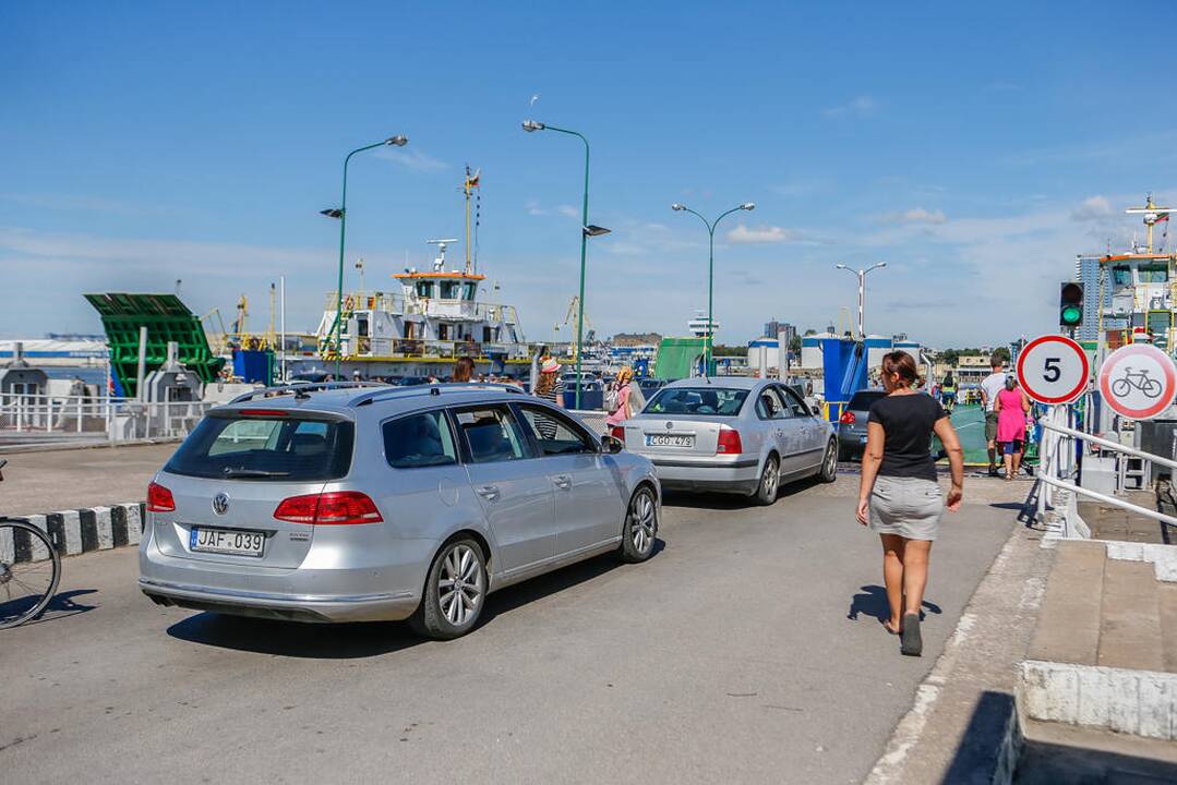 Automobilių eilės Smiltynėje