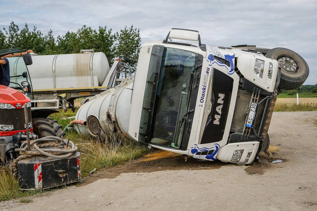 Netoli Drevernos apsivertė srutas vežęs latvių vilkikas