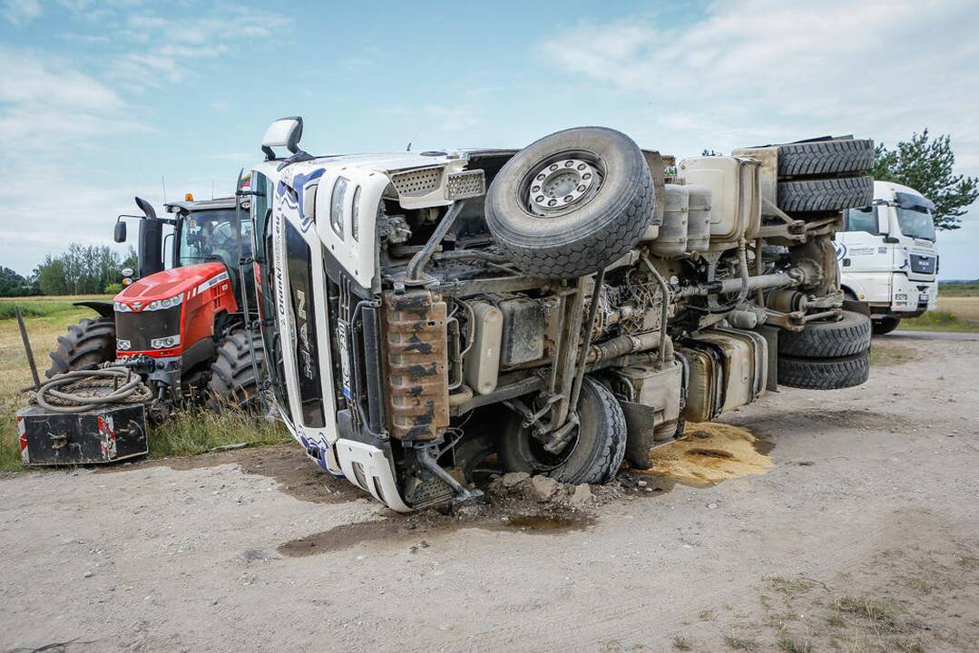 Netoli Drevernos apsivertė srutas vežęs latvių vilkikas