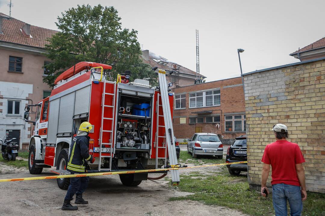 Uostamiesčio daugiabučiame name – dūmai iš po stogo