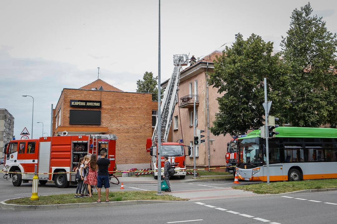 Uostamiesčio daugiabučiame name – dūmai iš po stogo