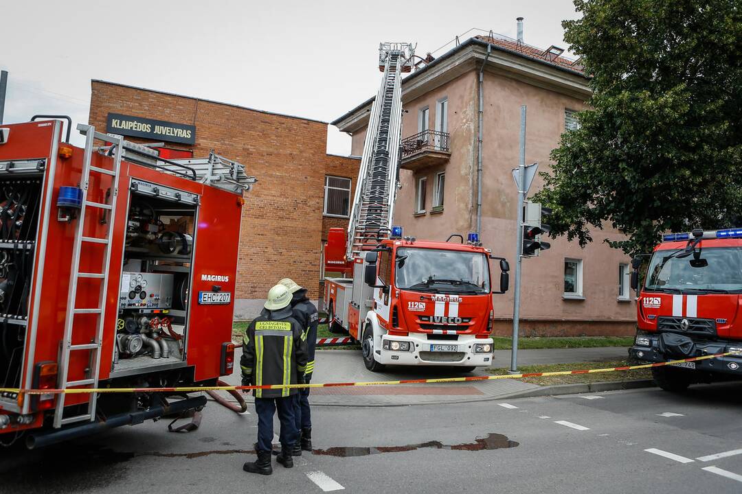 Uostamiesčio daugiabučiame name – dūmai iš po stogo