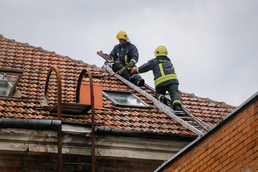 Uostamiesčio daugiabučiame name – dūmai iš po stogo