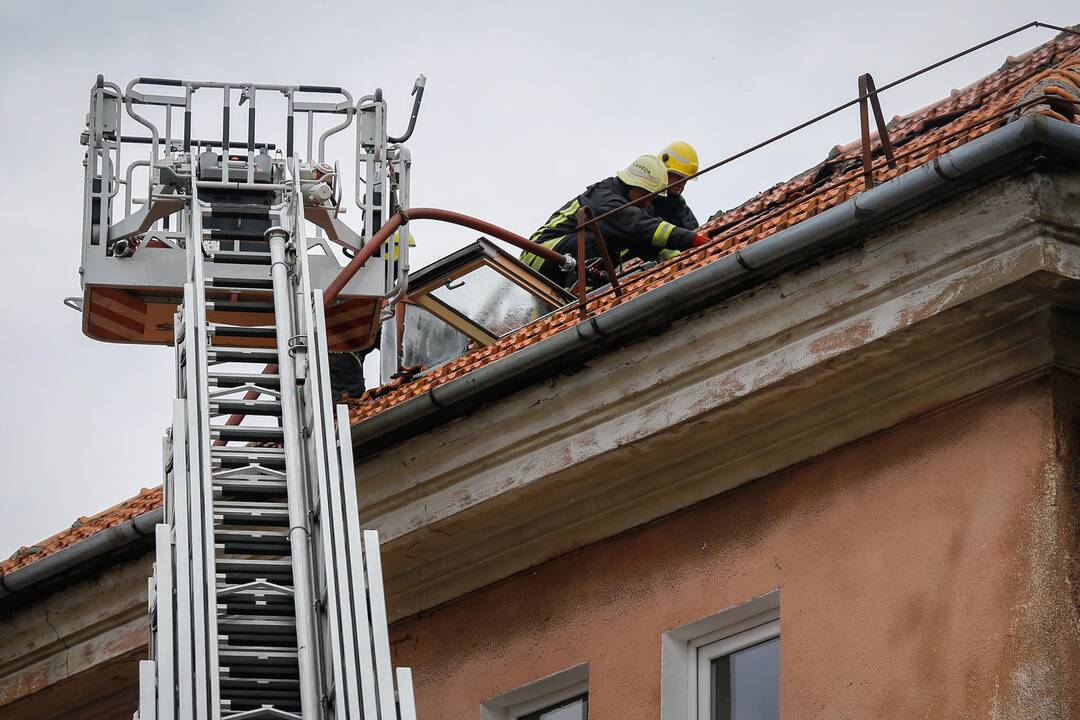 Uostamiesčio daugiabučiame name – dūmai iš po stogo