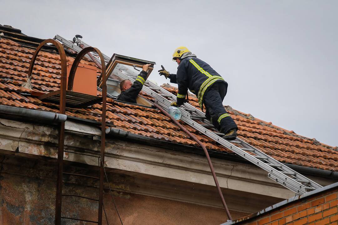 Uostamiesčio daugiabučiame name – dūmai iš po stogo