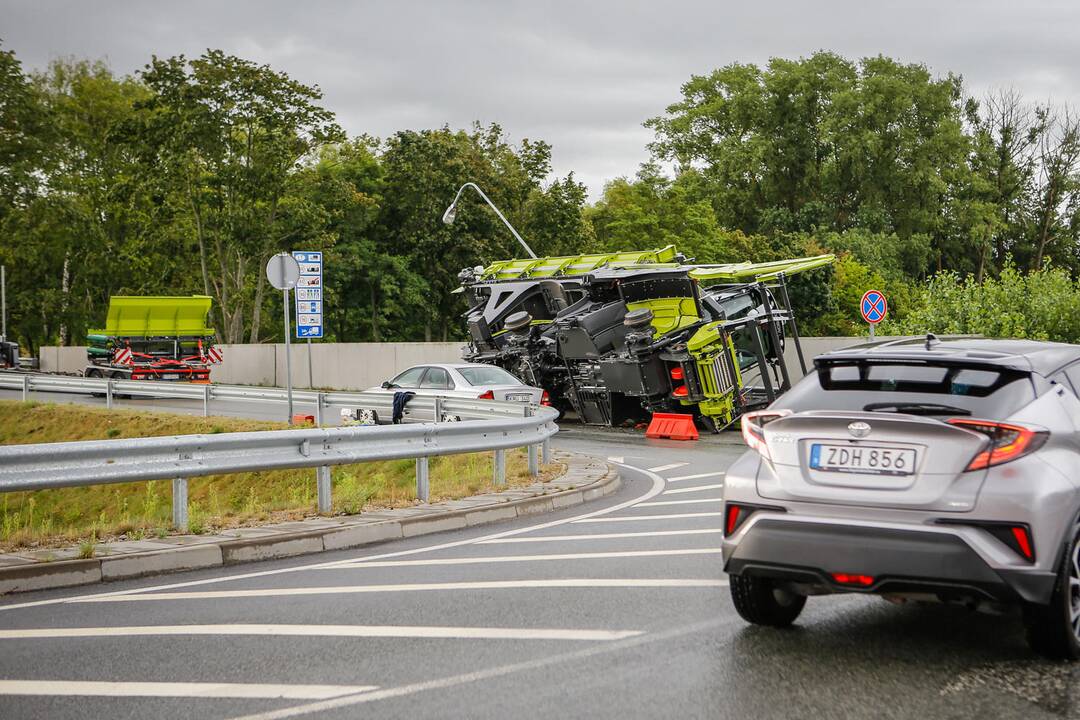 Klaipėdoje nuo vilkiko nuvirto kombainas