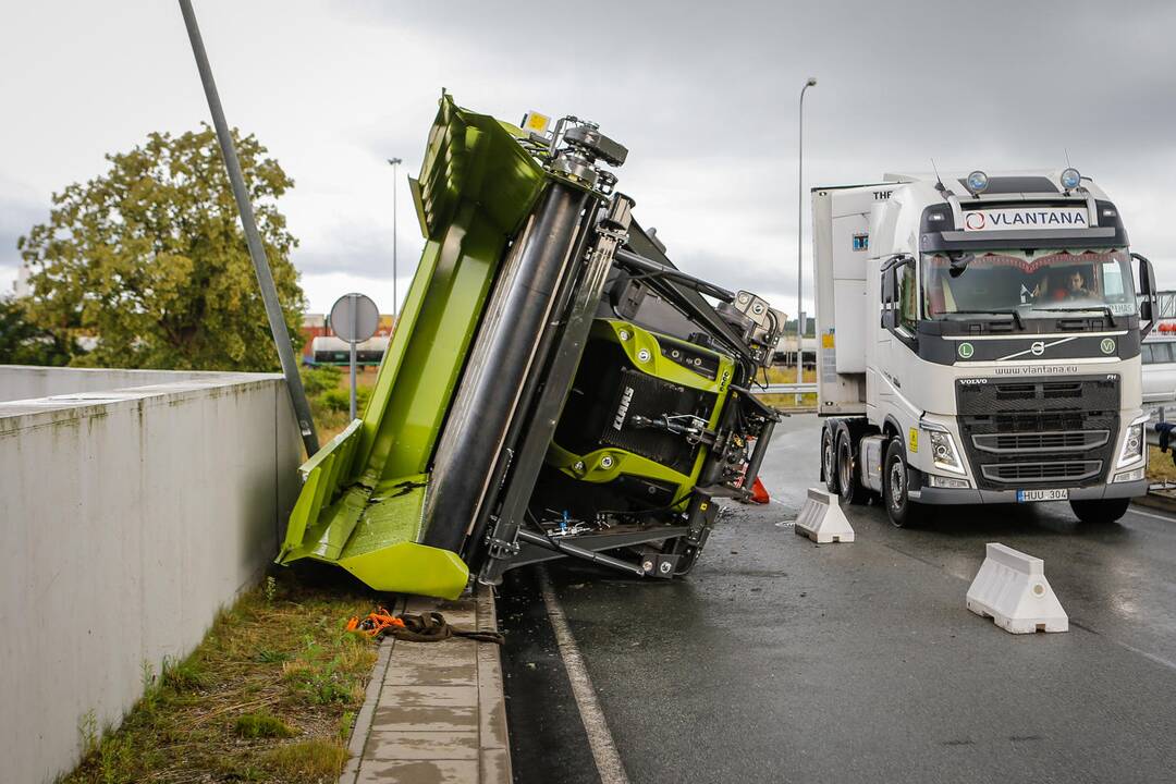 Klaipėdoje nuo vilkiko nuvirto kombainas