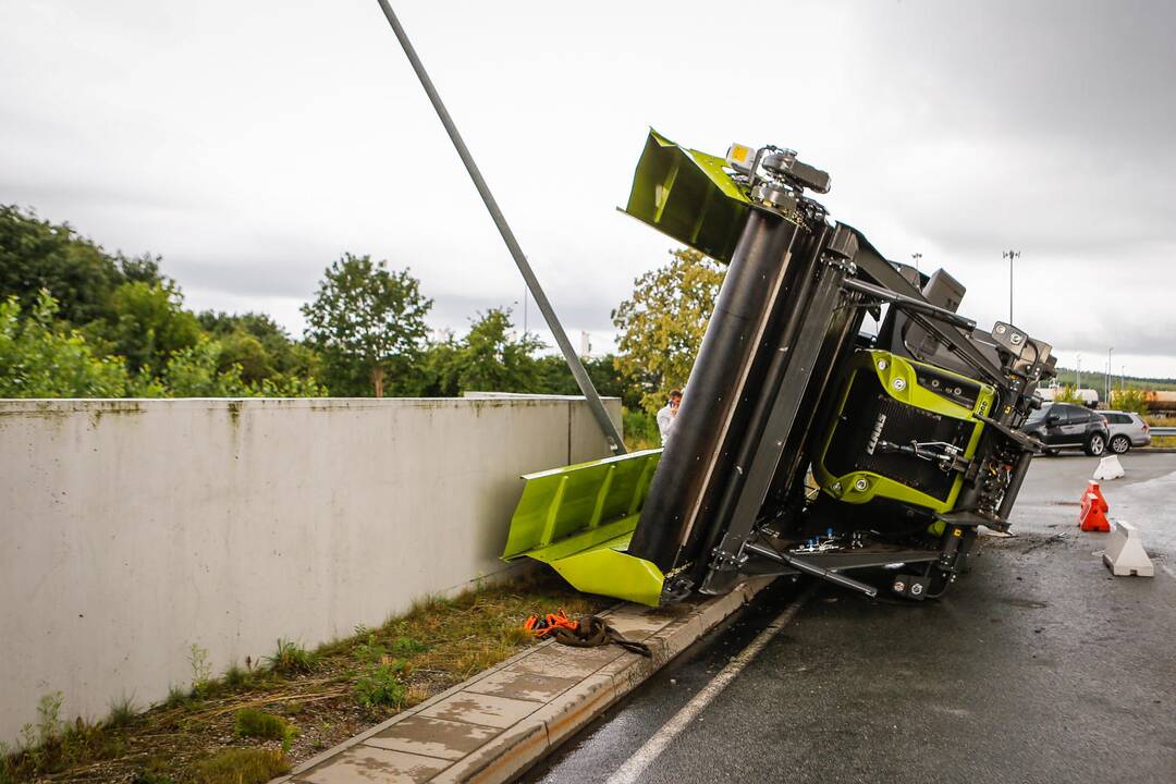 Klaipėdoje nuo vilkiko nuvirto kombainas