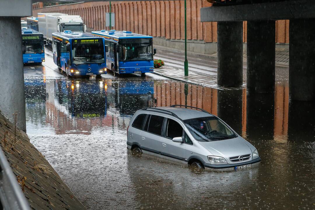 Potvynis po viaduku