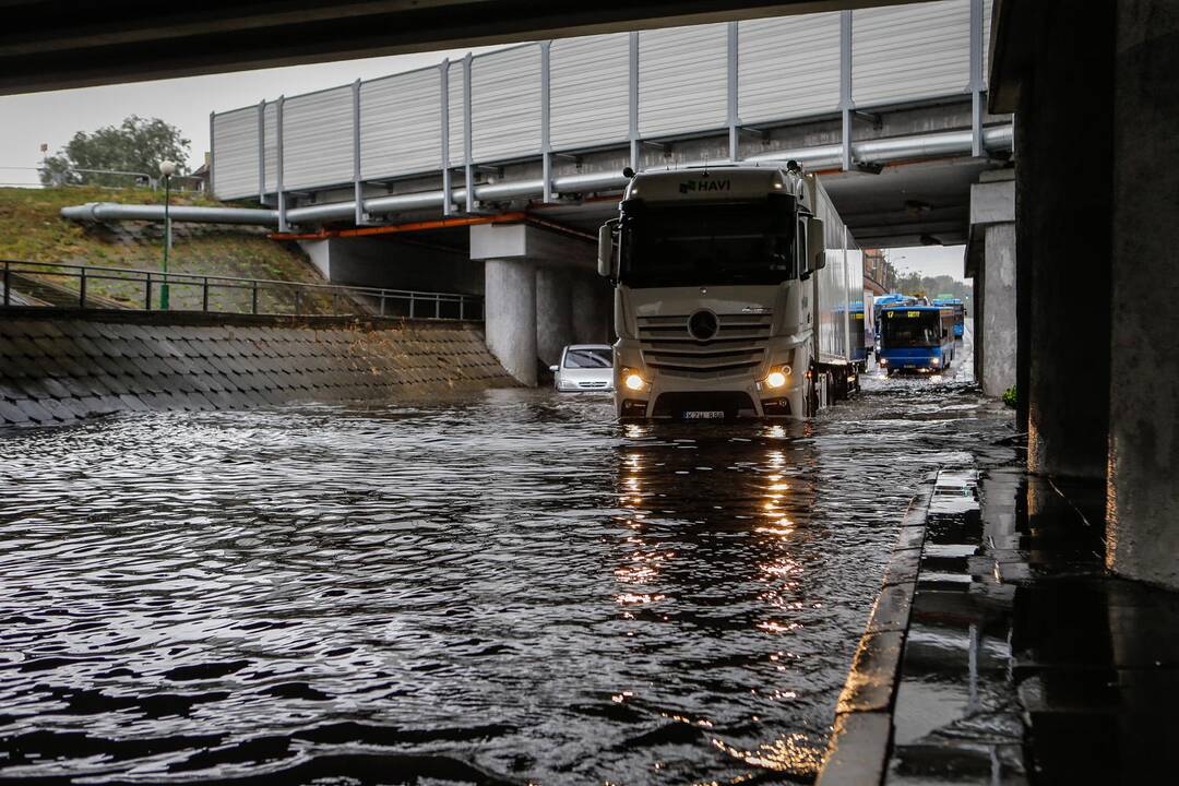 Potvynis po viaduku