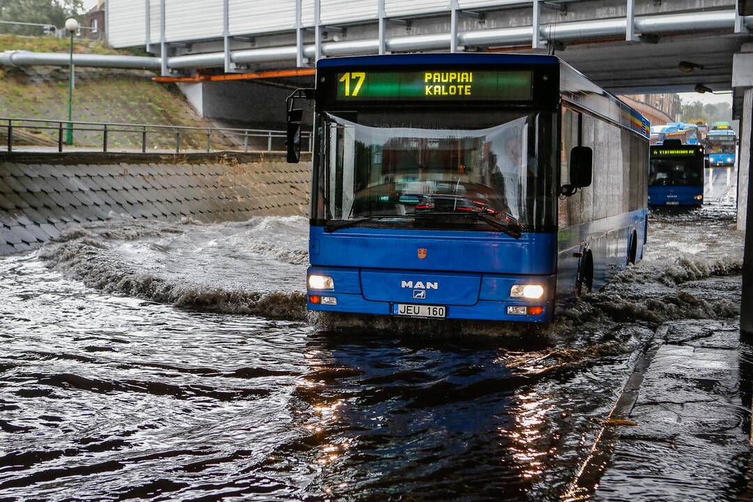 Potvynis po viaduku