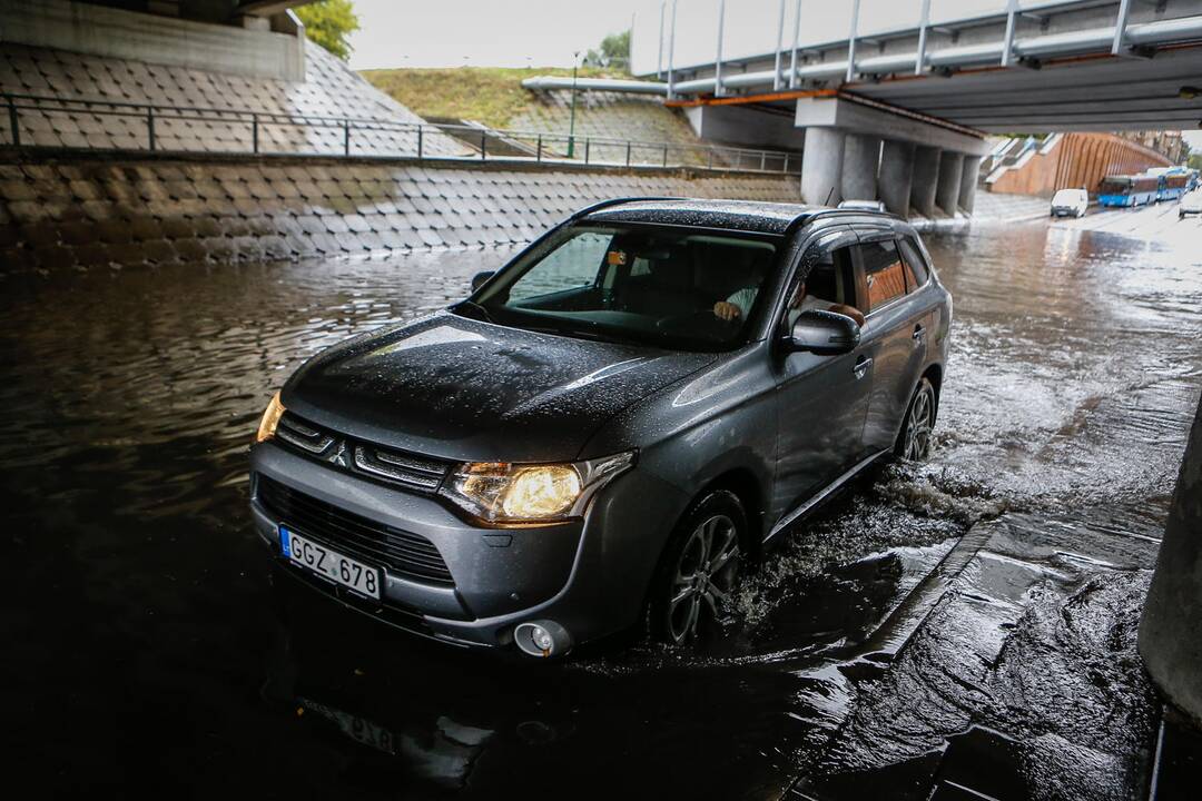 Potvynis po viaduku