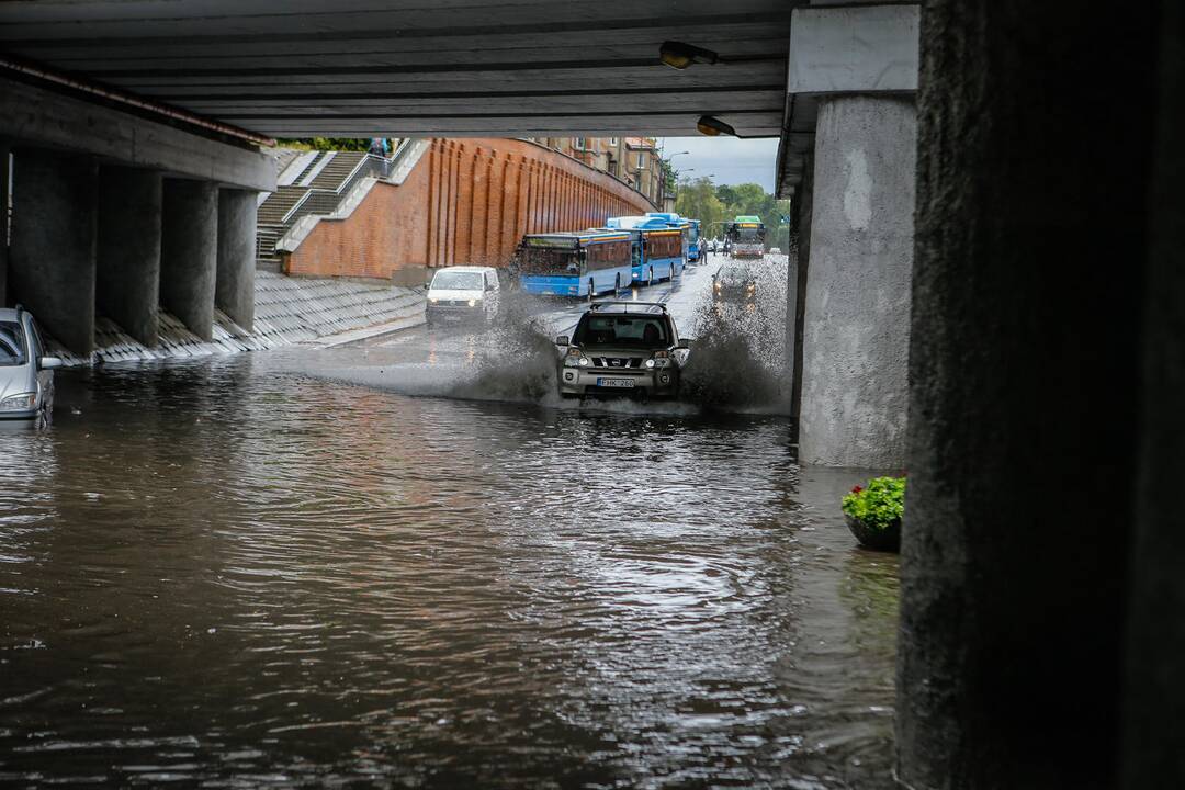 Potvynis po viaduku