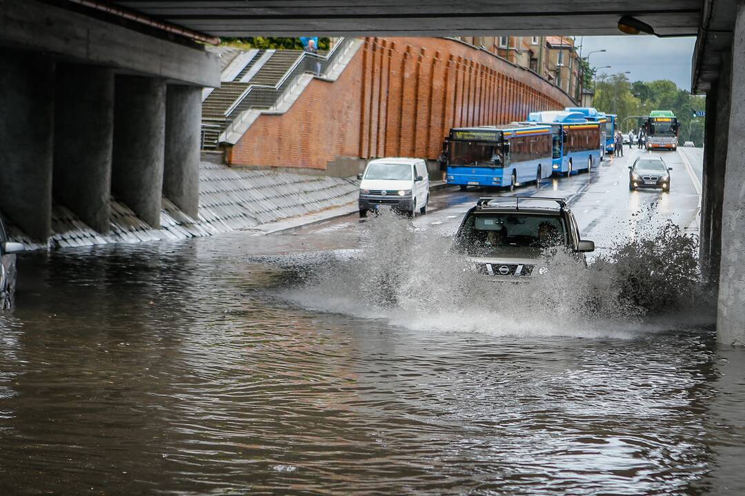 Potvynis po viaduku