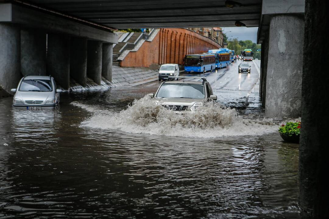 Potvynis po viaduku