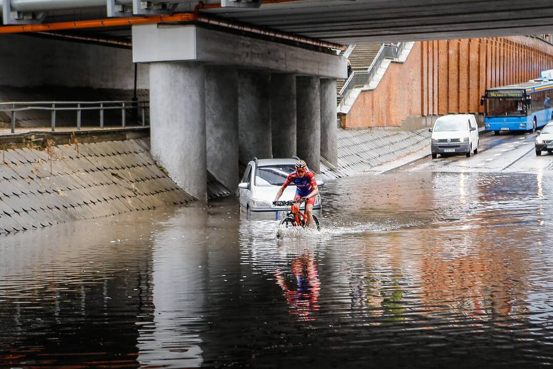 Potvynis po viaduku