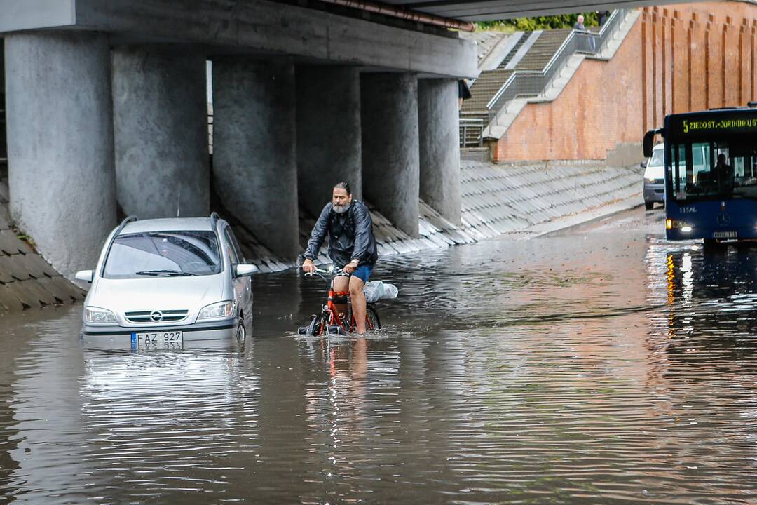 Potvynis po viaduku