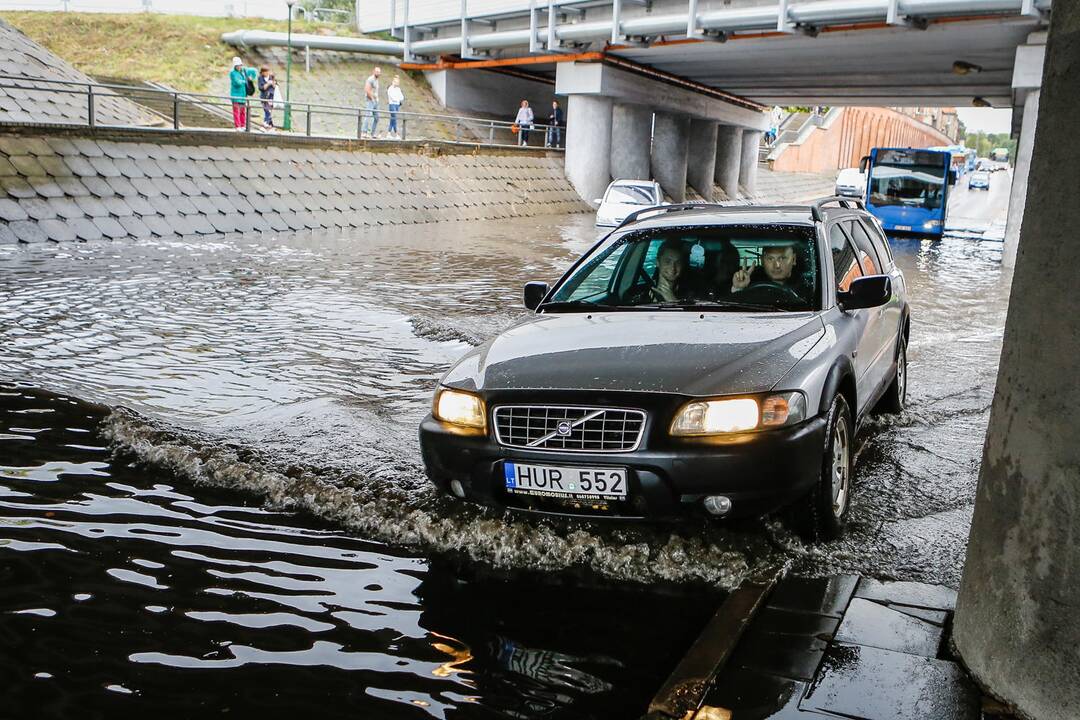 Potvynis po viaduku