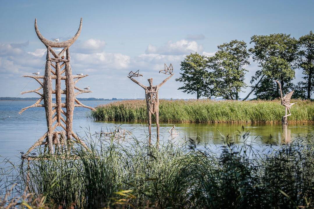 Šiaudinės skulptūros Gintaro įlankoje
