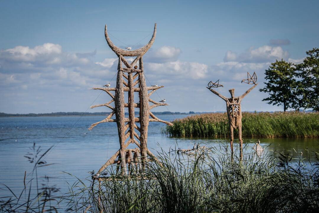 Šiaudinės skulptūros Gintaro įlankoje