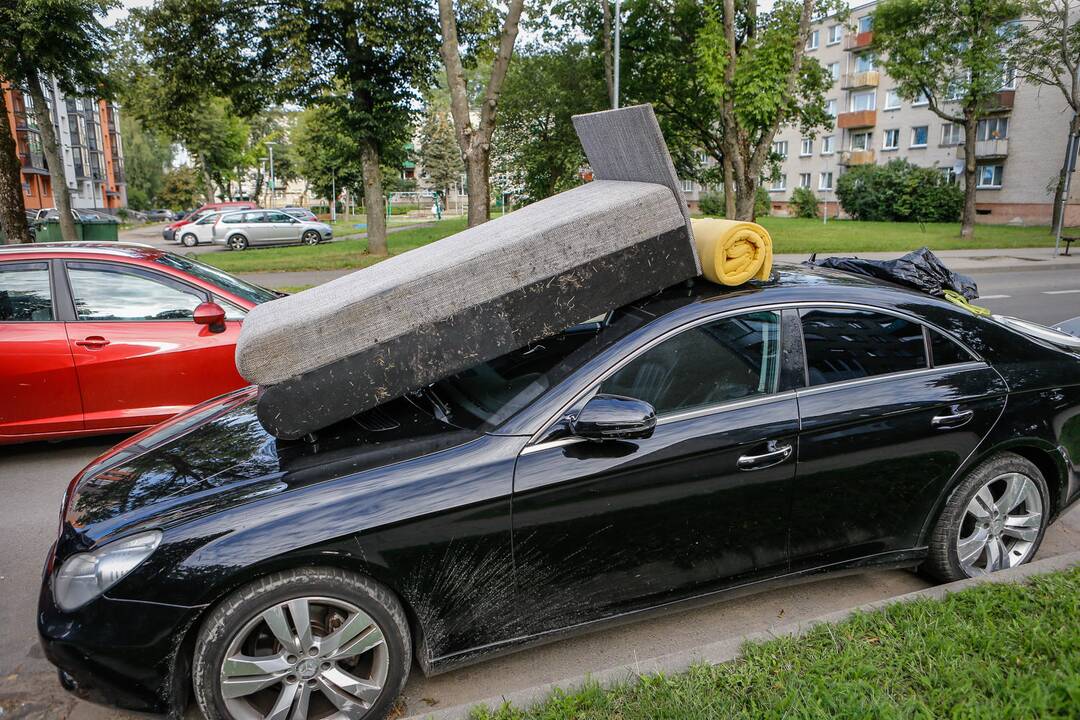 Sofa ant automobilio