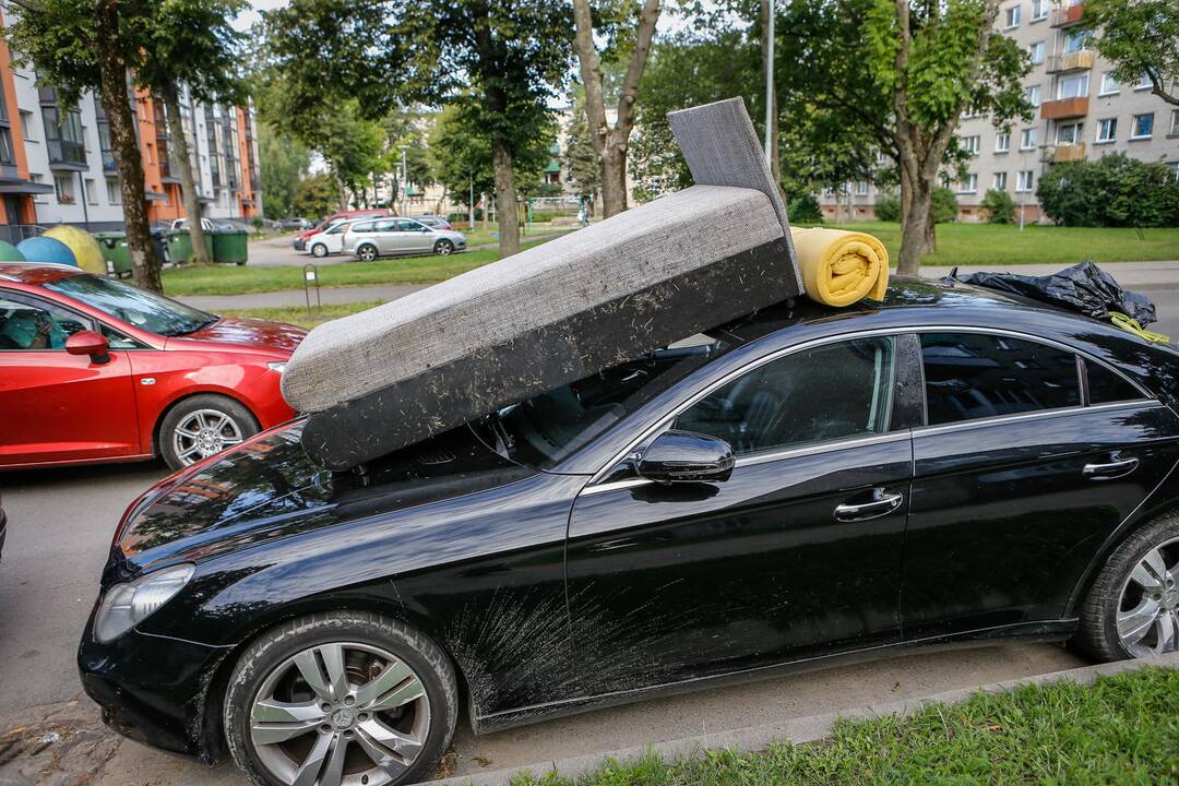 Sofa ant automobilio