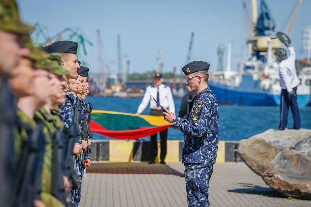 Karinių pajėgų kario ir karininko priesaikos cerenomija