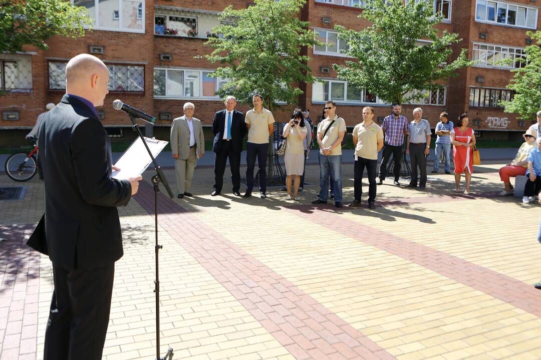 Mažvydo alėjoje atidengtas suoliukas