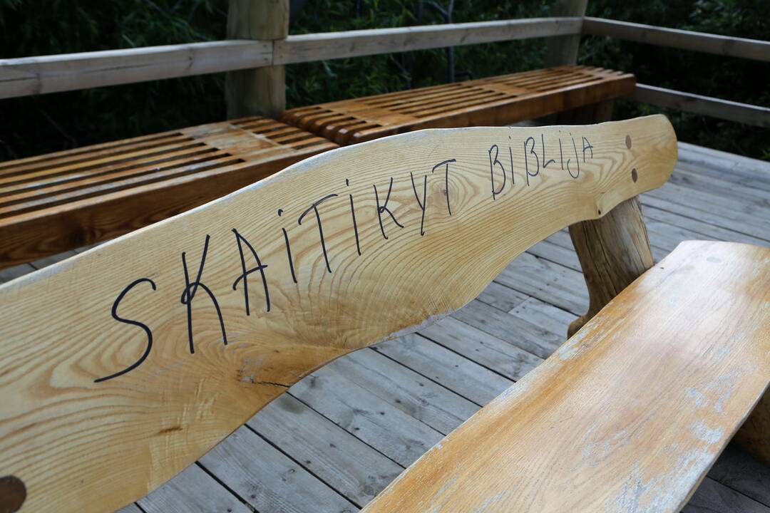 Religiniai fanatikai sudarkė suolus