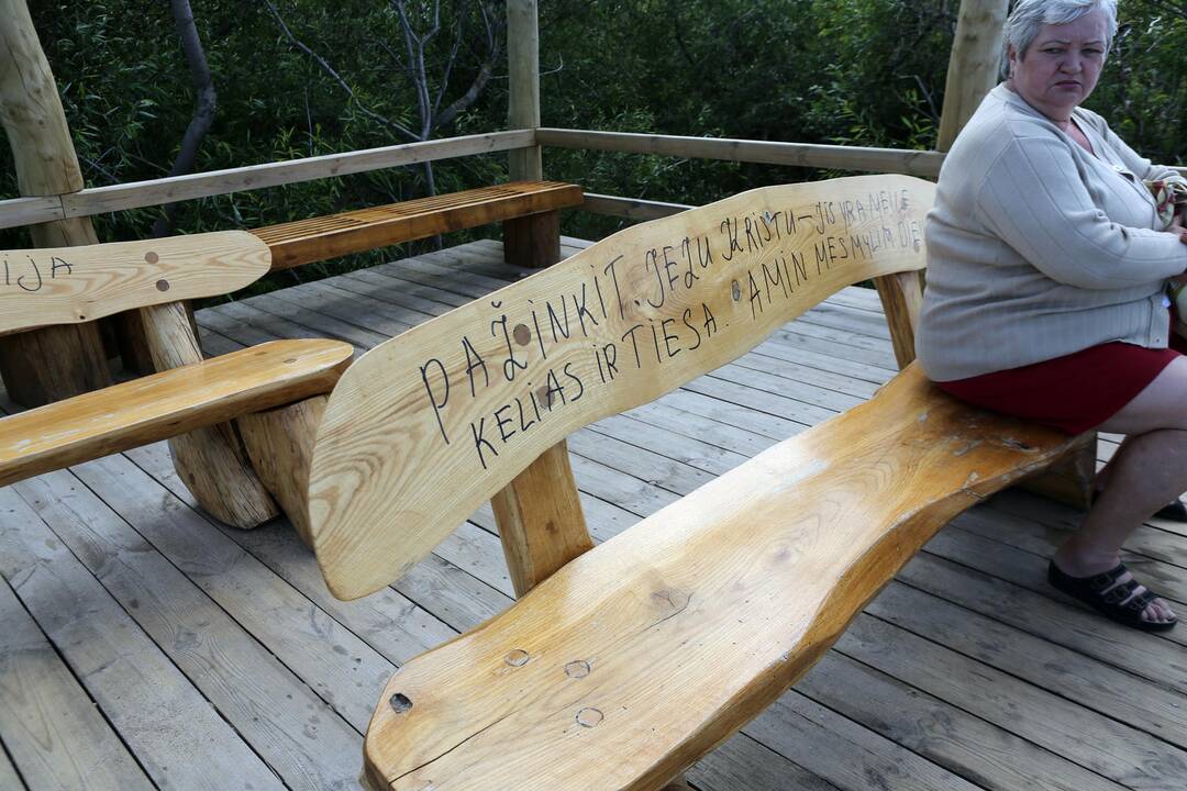 Religiniai fanatikai sudarkė suolus