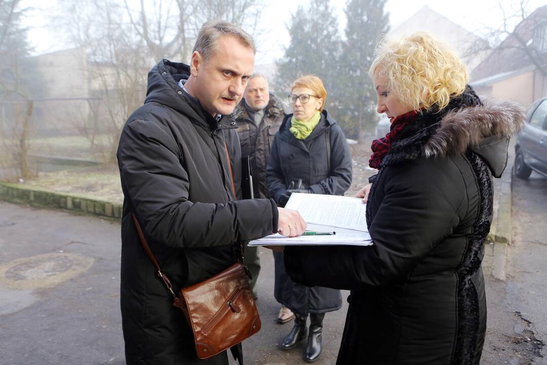 Savivaldybės darbuotojams nepavyko patekti į apleistą butą