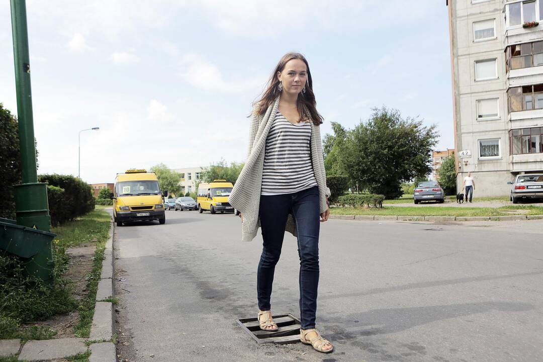 Gyventojai piktinasi prastai užtaisyta kanalizacijos šulinio skyle