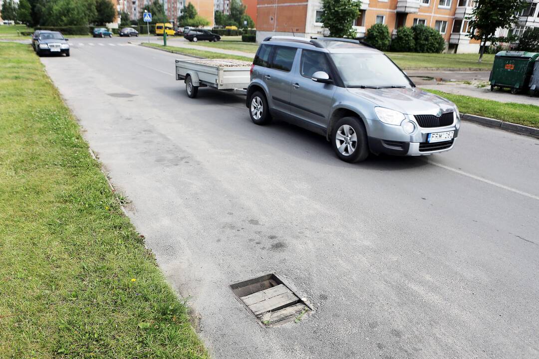 Gyventojai piktinasi prastai užtaisyta kanalizacijos šulinio skyle