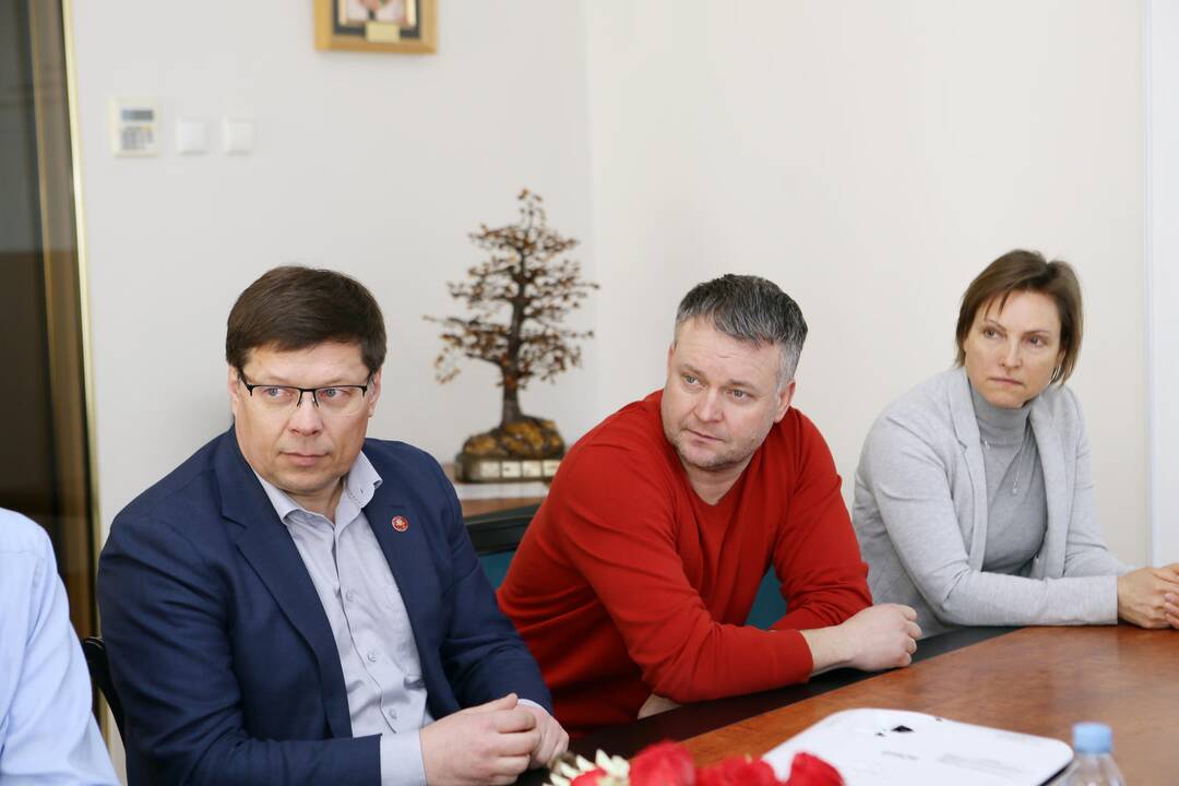 Susitikimas dėl statomų naujų sporto salių
