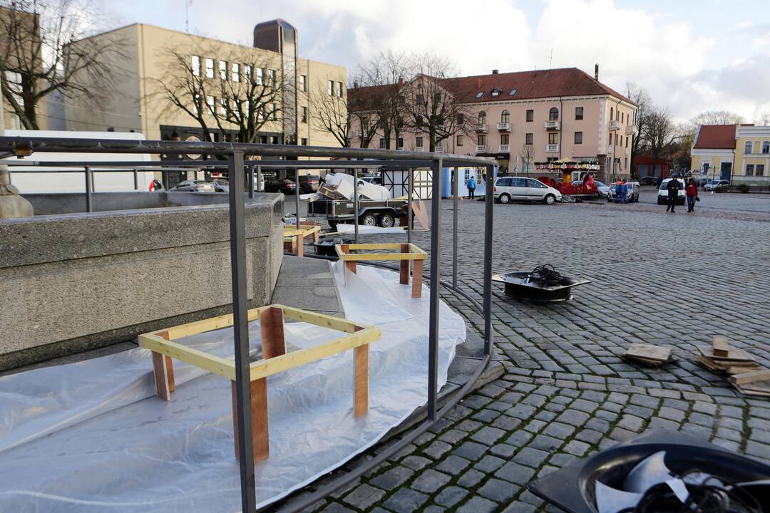 Pradėjo montuoti milžinišką sniego rutulį